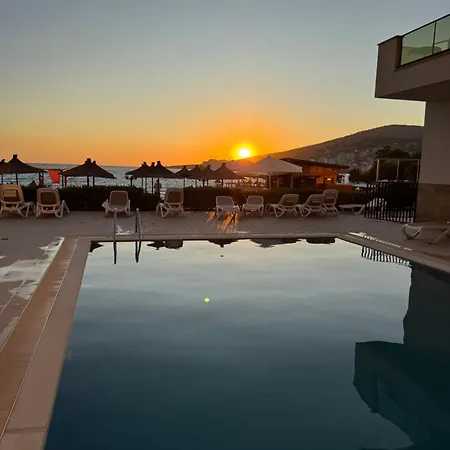 Apartman Golden 101- Beachfront&swimming Pool Ap