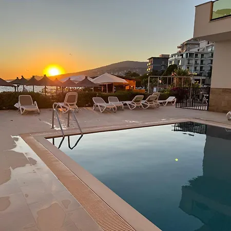 Golden 101- Beachfront&swimming Pool Ap דירה