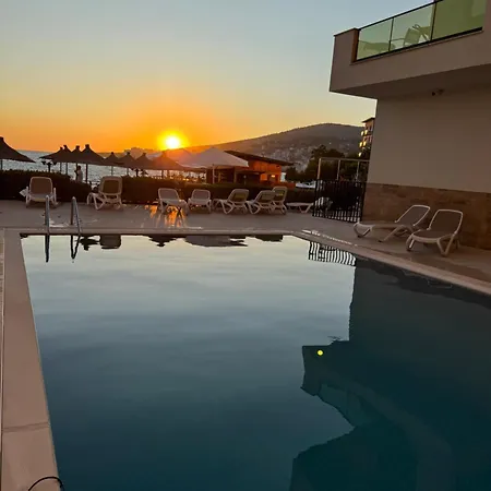 Golden 101- Beachfront&swimming Pool Ap Apartman
